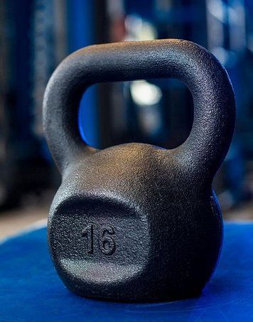 Спортивна чавунна гиря на 16 кг, чорна 10034 фото